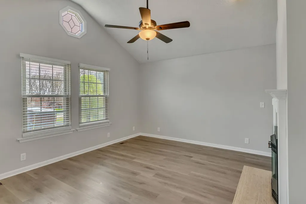 212 Robert Avenue White House TN 37188