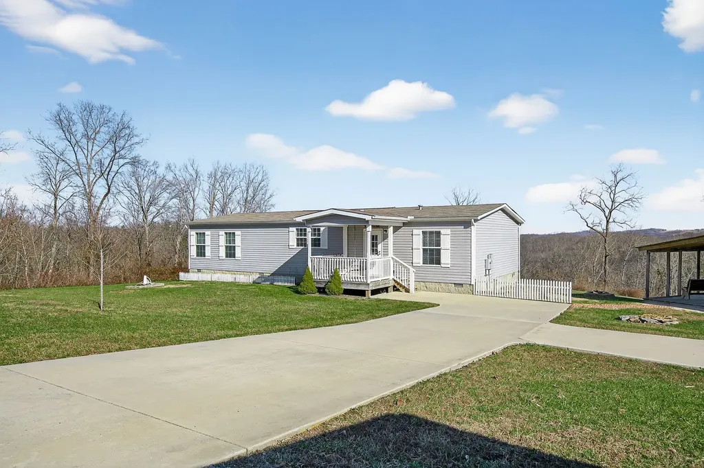 39 Old Highway 52, SE Celina TN 38551