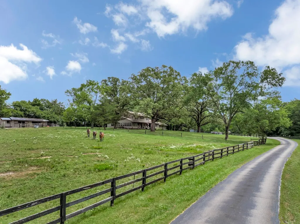 1693 Coles Ferry Pike Lebanon TN 37087