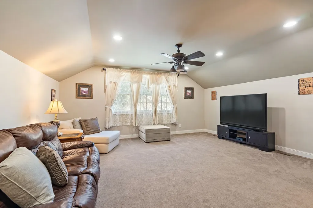 6704 Highway 52, W Lafayette TN 37083