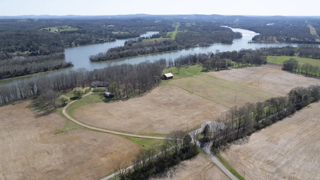 1111 E Robertson Road Castalian Springs TN 37031