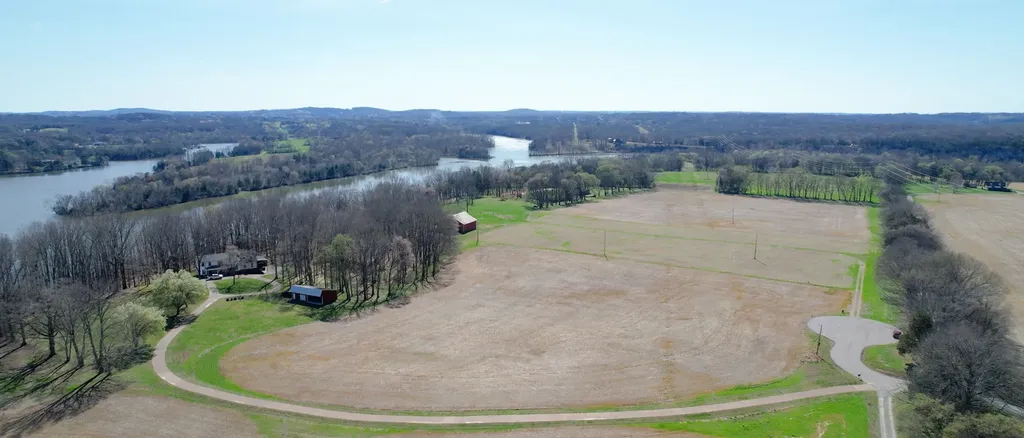 1111 E Robertson Road Castalian Springs TN 37031