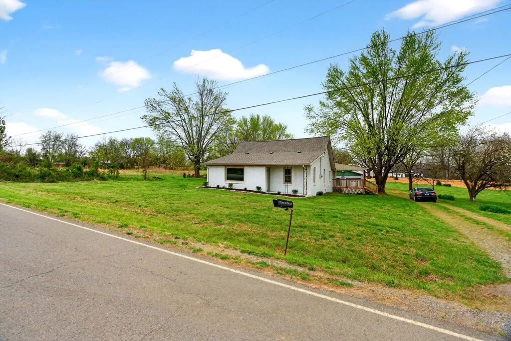 946 Clearview Road Cottontown TN 37048