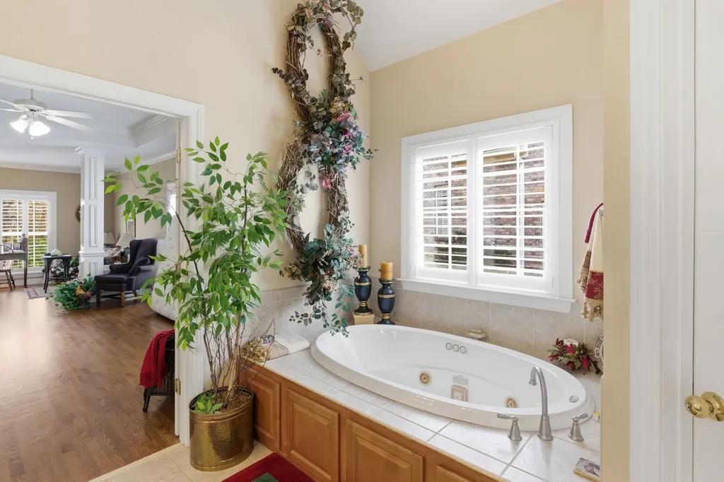 5212 Ravens Glen Nashville TN 37211
