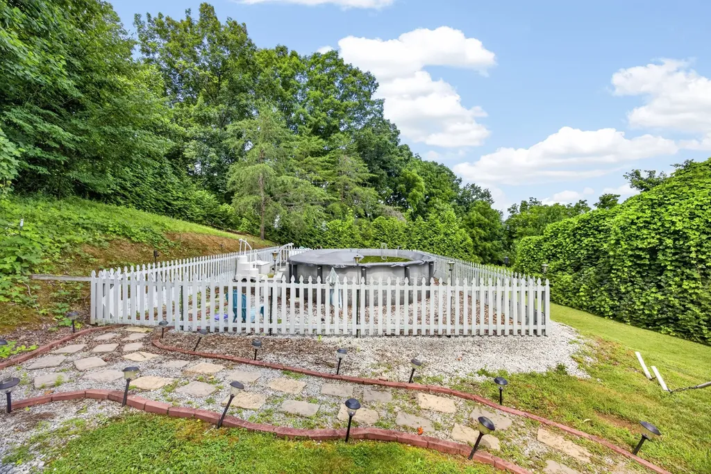 314 Smyrna Road Byrdstown TN 38549