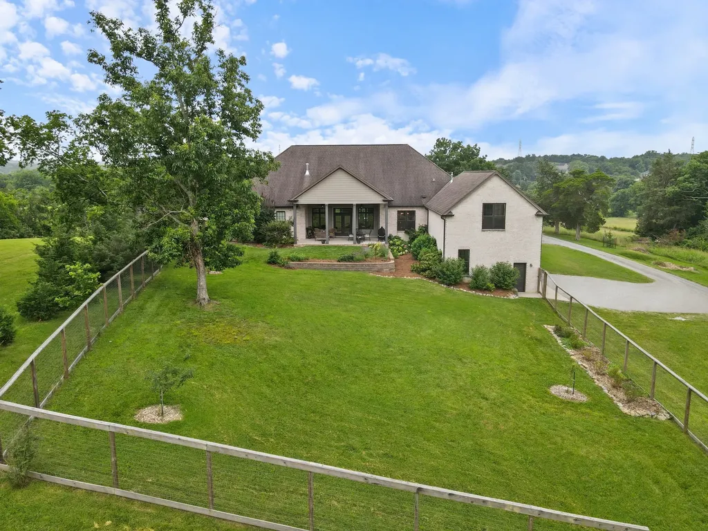 1135D Center Point Road Hendersonville TN 37075