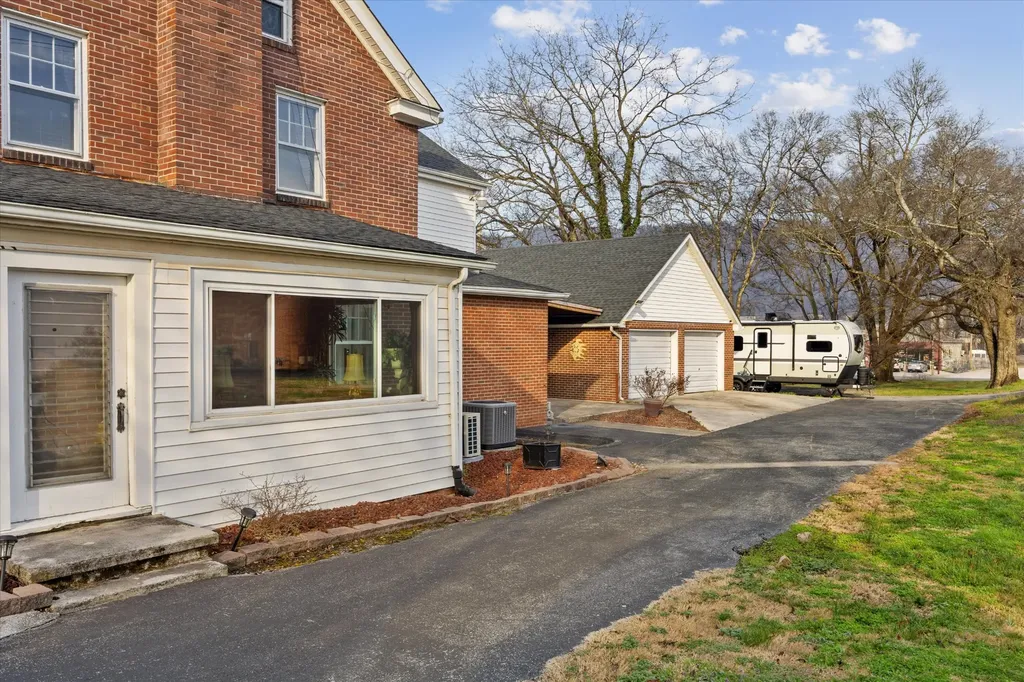 129 N Kingston Avenue Rockwood TN 37854