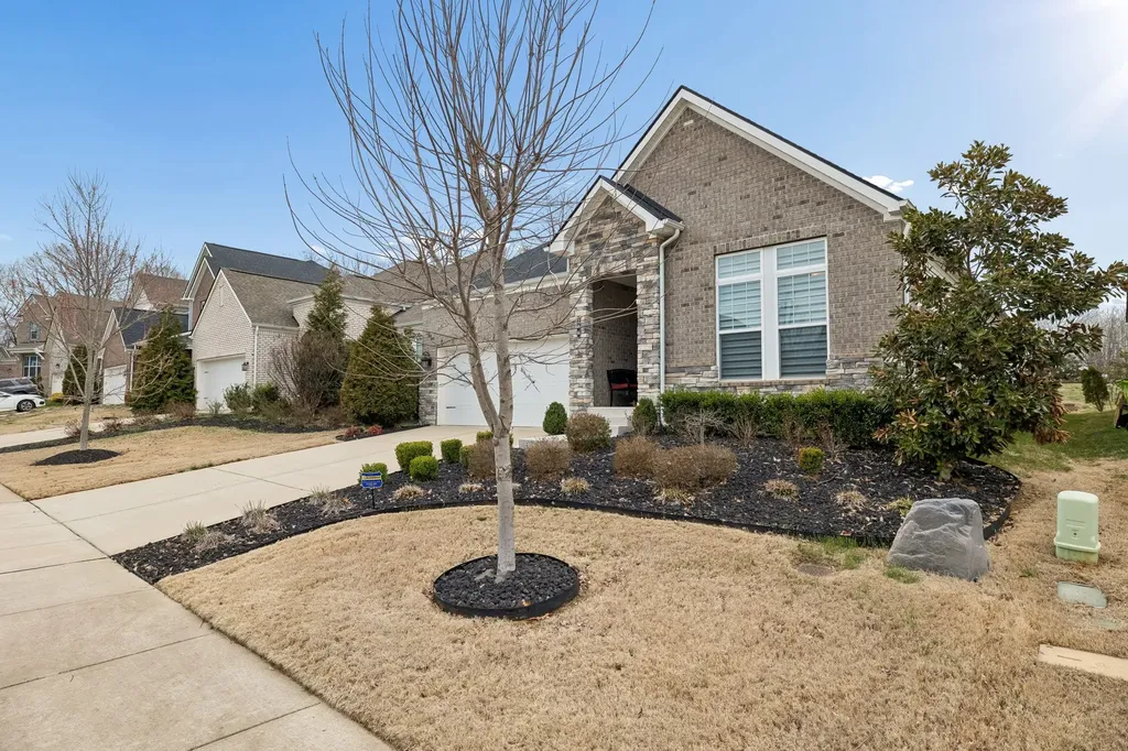 206 Woodhall Court White House TN 37188