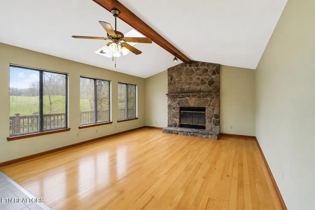 31 Kingsboro Lane Crossville TN 38558