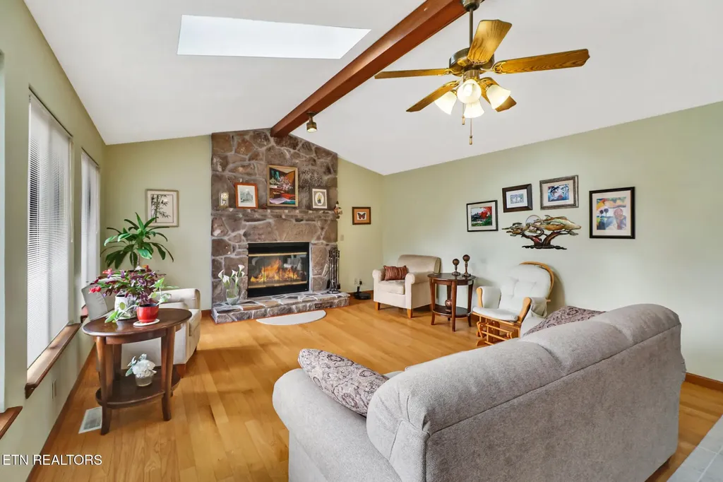 31 Kingsboro Lane Crossville TN 38558