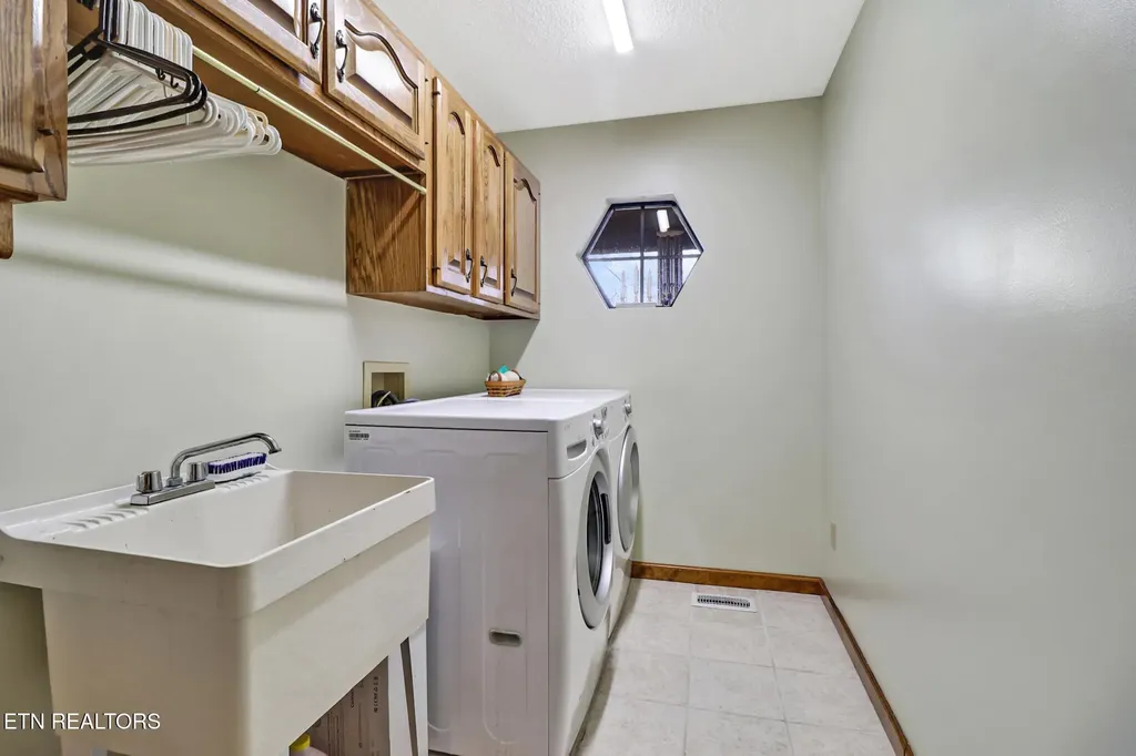 31 Kingsboro Lane Crossville TN 38558