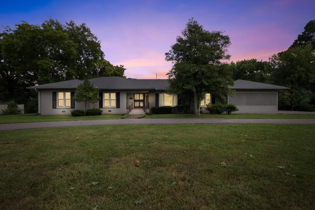 305 Castle Heights Avenue Lebanon TN 37087