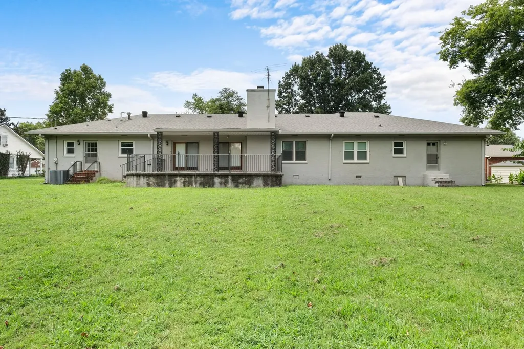 305 Castle Heights Avenue Lebanon TN 37087