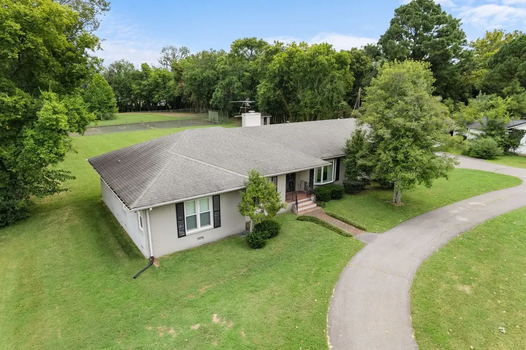 305 Castle Heights Avenue Lebanon TN 37087