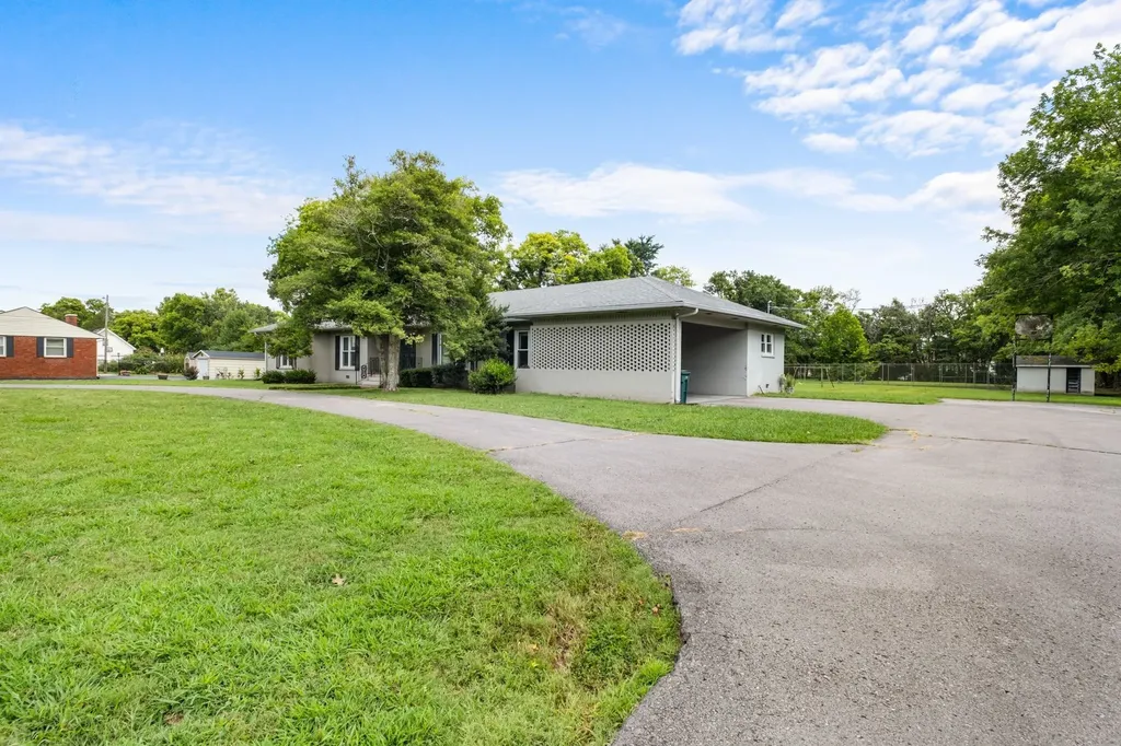 305 Castle Heights Avenue Lebanon TN 37087