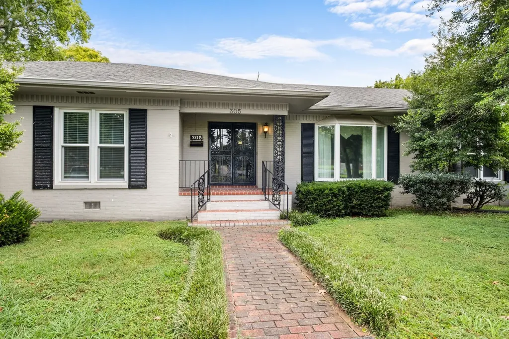 305 Castle Heights Avenue Lebanon TN 37087