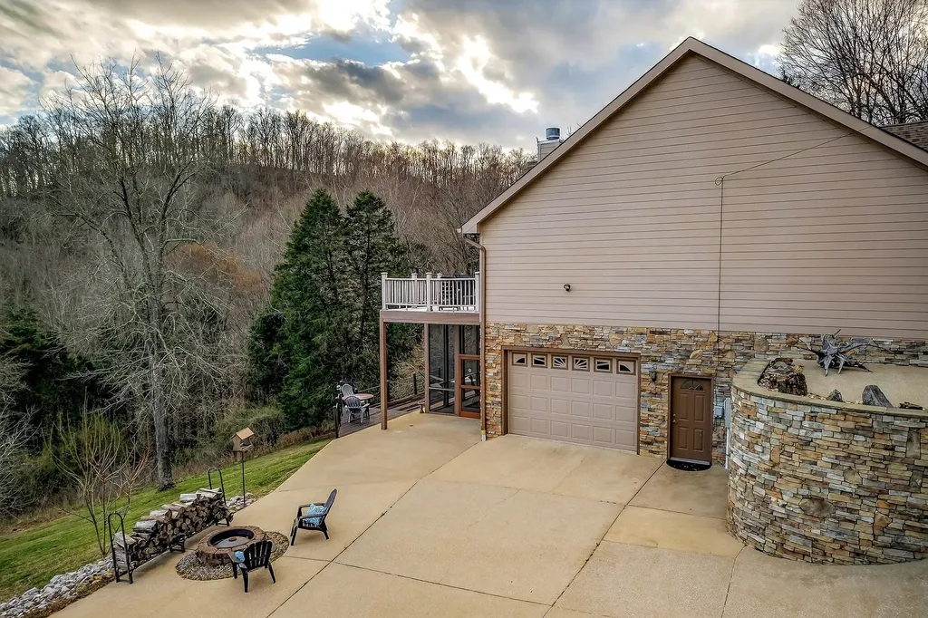 525 Harbor Drive Lancaster TN 38569