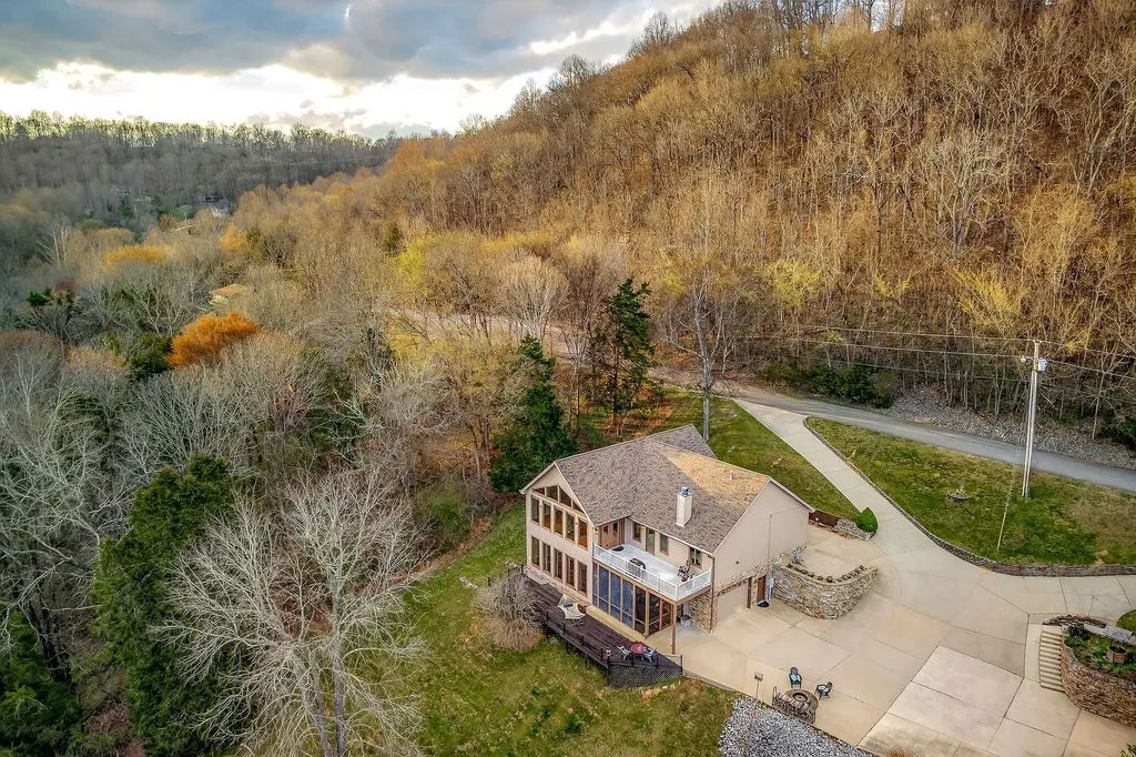 525 Harbor Drive Lancaster TN 38569