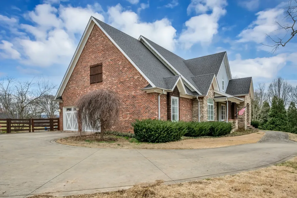 2080 Nashville Highway Columbia TN 38401