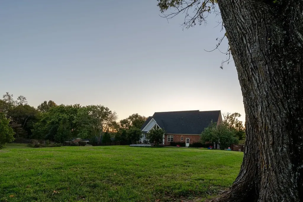 2080 Nashville Highway Columbia TN 38401