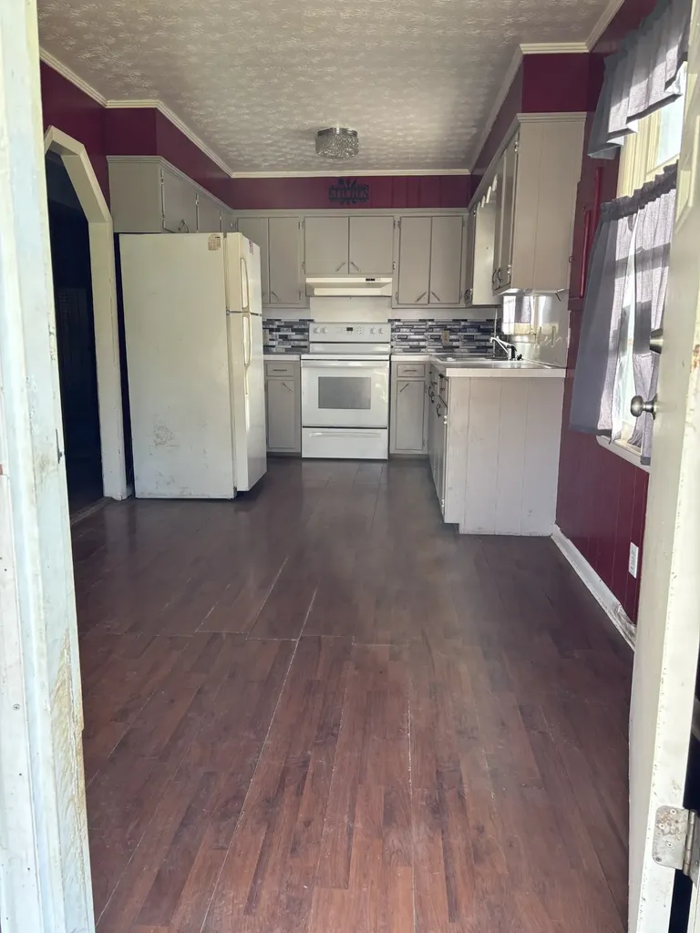 1711 N Grundy Quarles Highway Gainesboro TN 38562