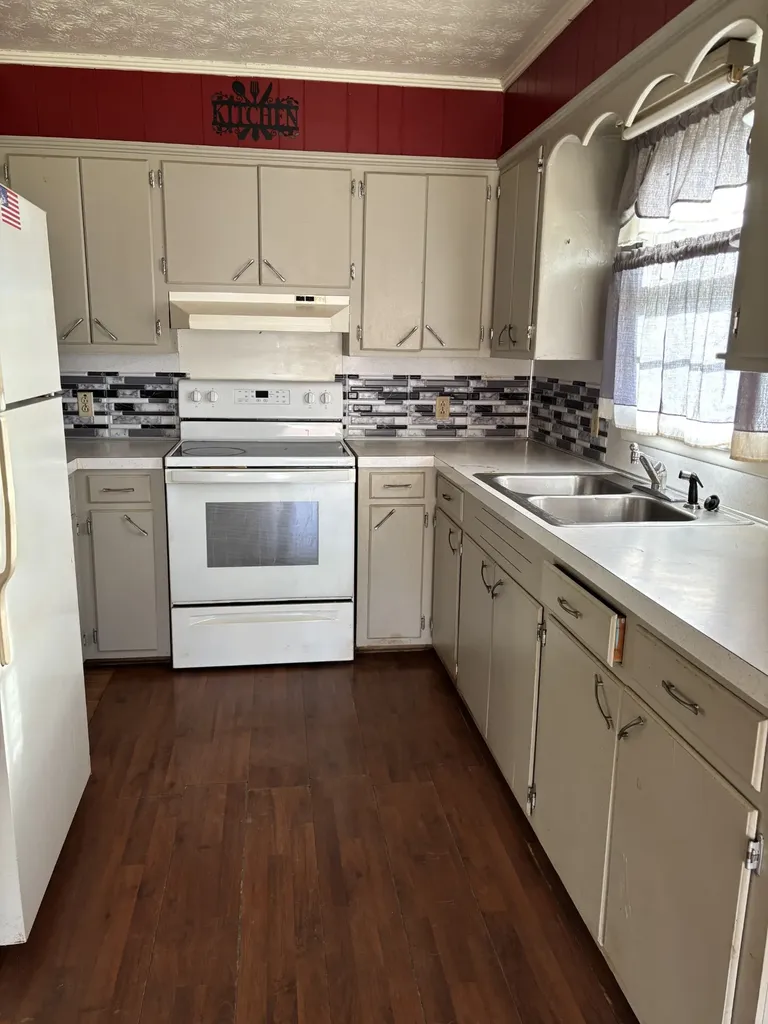 1711 N Grundy Quarles Highway Gainesboro TN 38562
