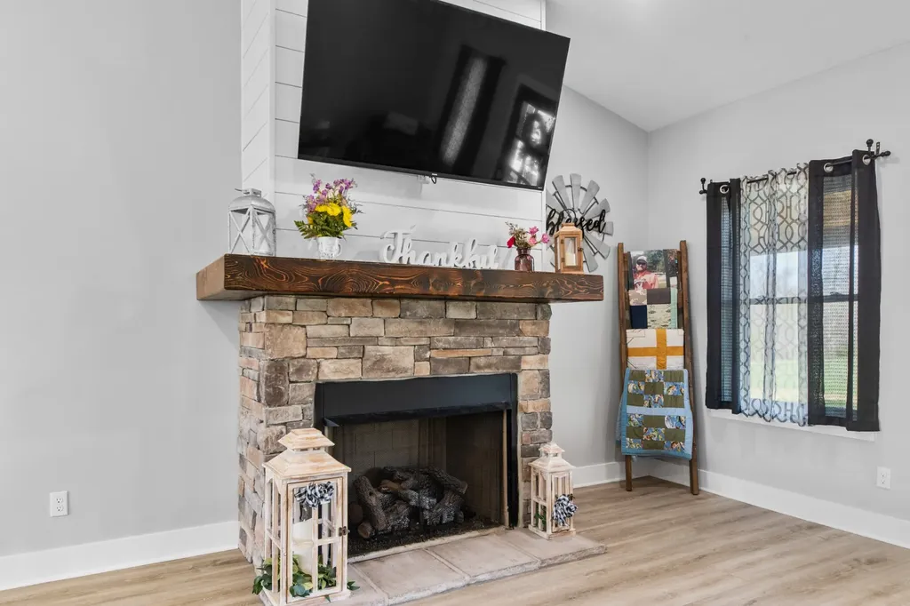 321 Old Sr 48 Centerville TN 37033