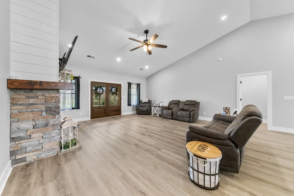 321 Old Sr 48 Centerville TN 37033