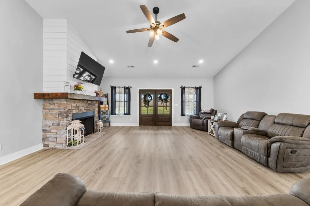 321 Old Sr 48 Centerville TN 37033