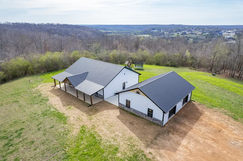 321 Old Sr 48 Centerville TN 37033