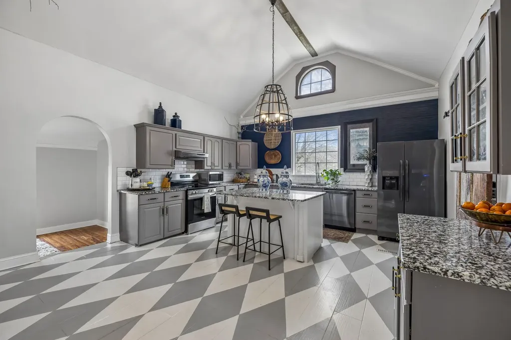 500 5th Ave, E Springfield TN 37172
