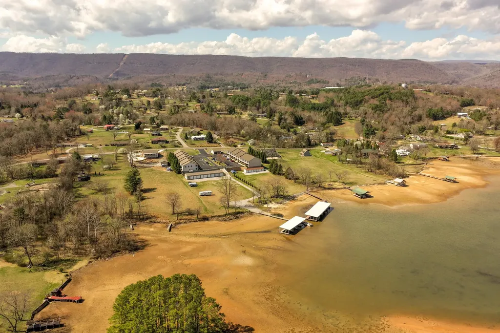 1235 New Lake Road Spring City TN 37381