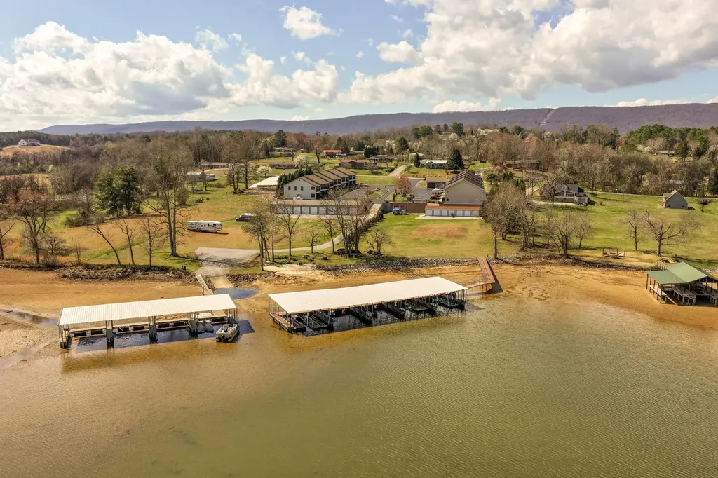 1235 New Lake Road Spring City TN 37381