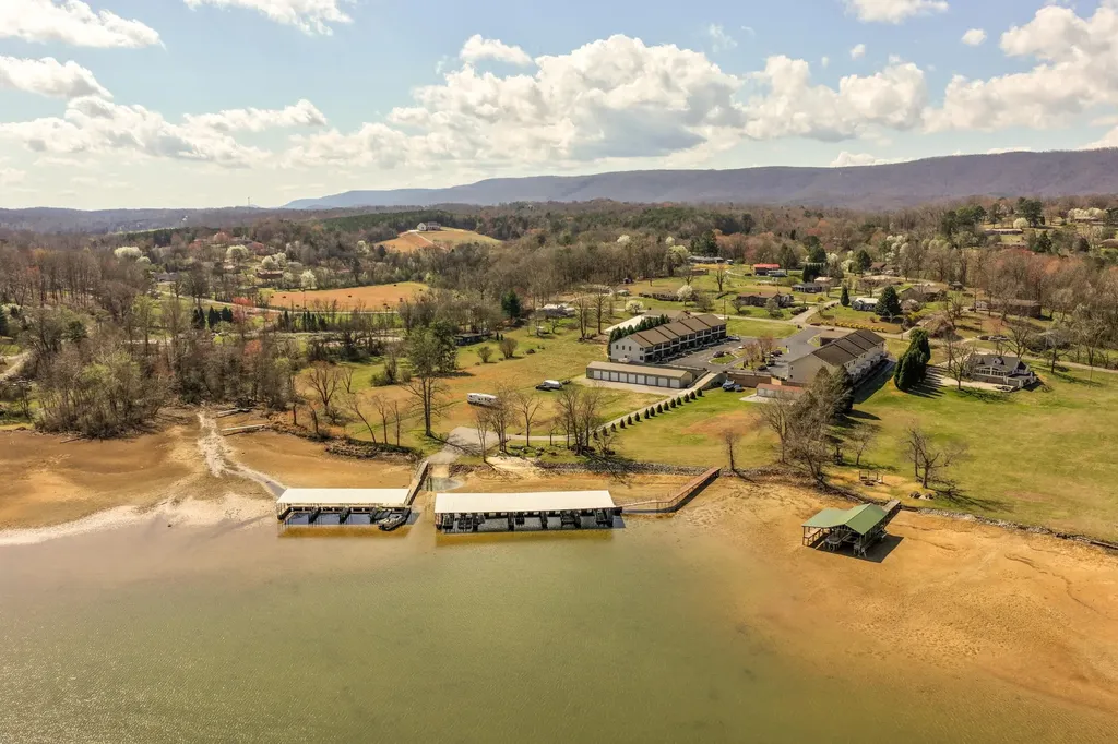 1235 New Lake Road Spring City TN 37381