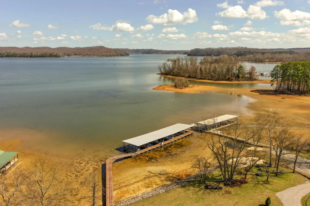 1235 New Lake Road Spring City TN 37381