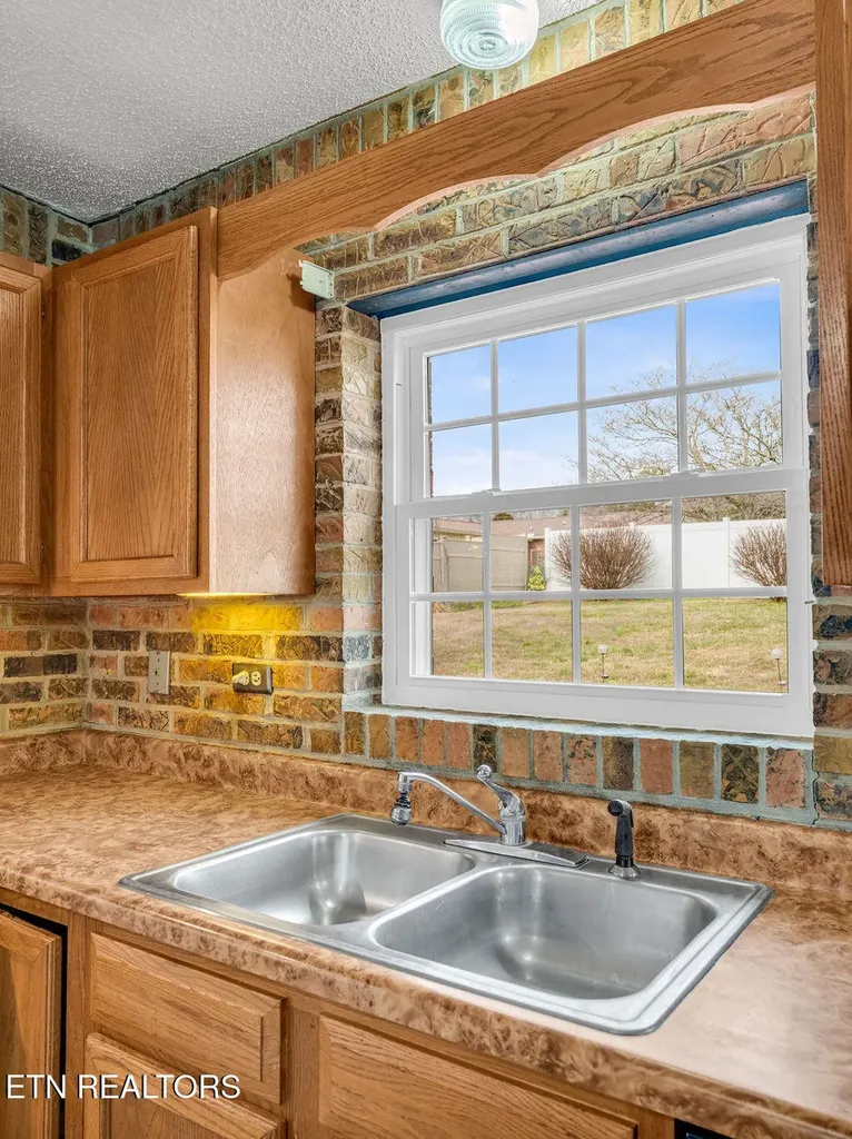 1000 Grandview Drive Lenoir City TN 37772
