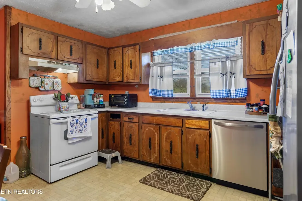 385 Hubbs Grove Road Maynardville TN 37807