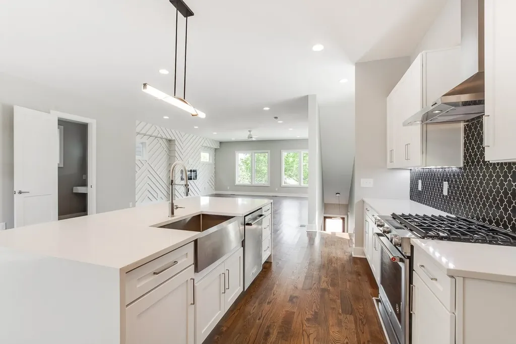525 31st Ave, N Nashville TN 37209