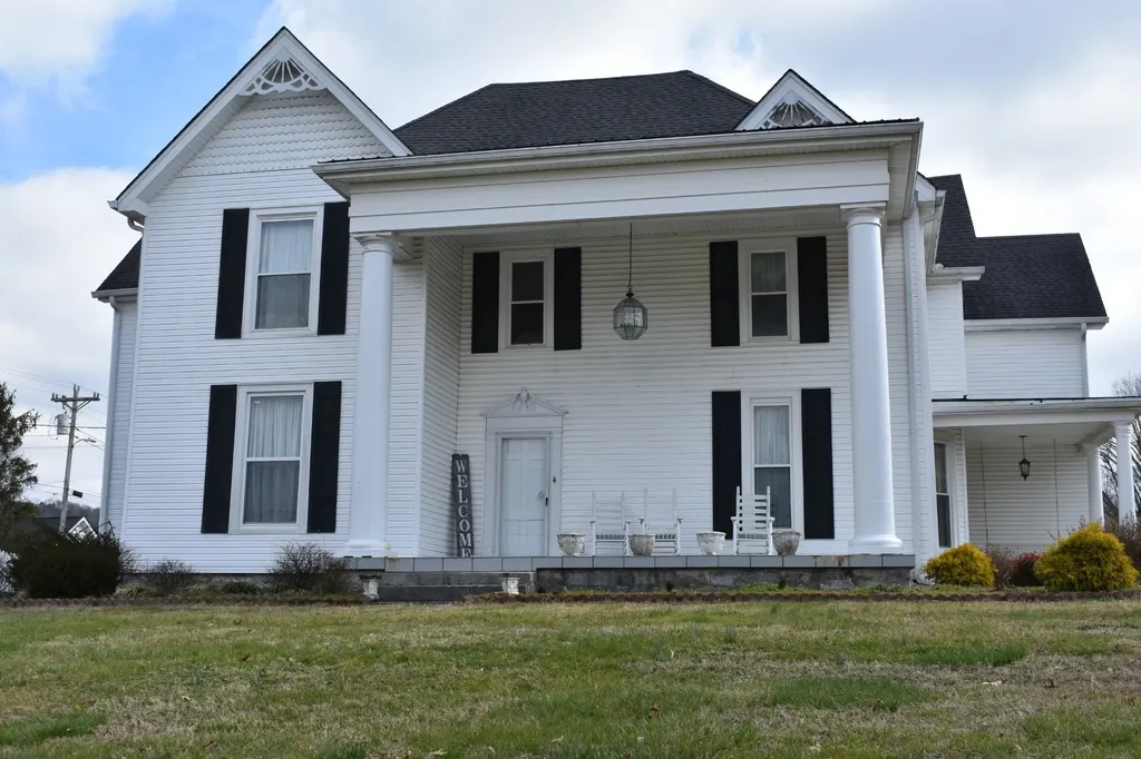 618 Main St, N Carthage TN 37030