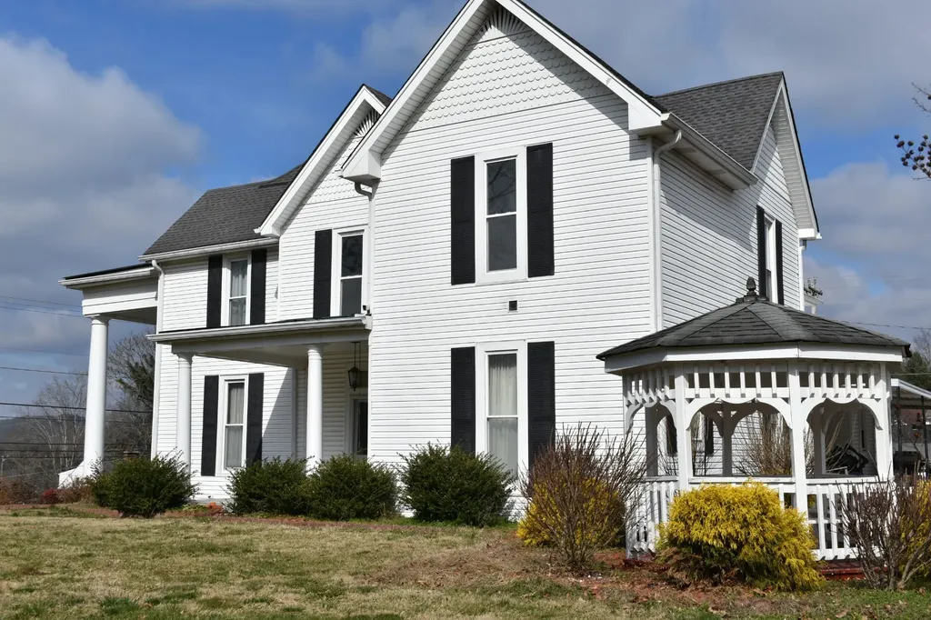 618 Main St, N Carthage TN 37030