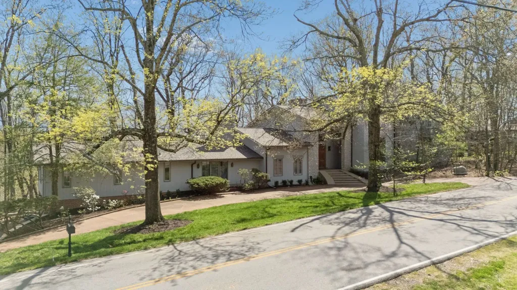 5870 Fredricksburg Drive Nashville TN 37215