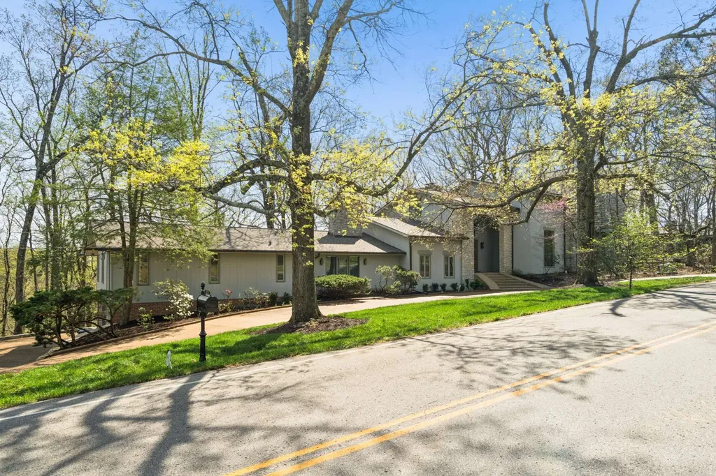 5870 Fredricksburg Drive Nashville TN 37215