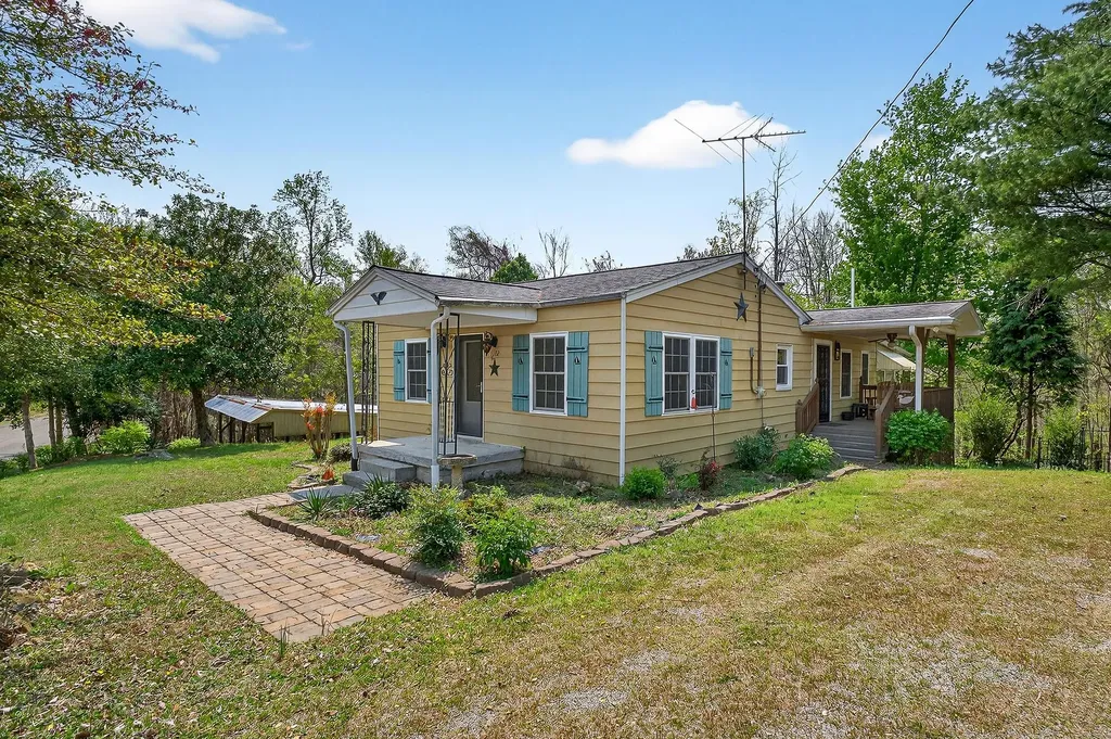 1932 Holly Creek Road Celina TN 38551