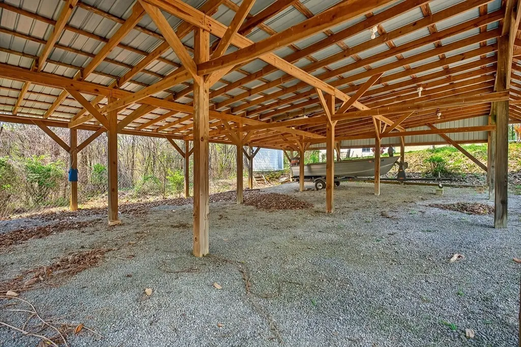 1932 Holly Creek Road Celina TN 38551