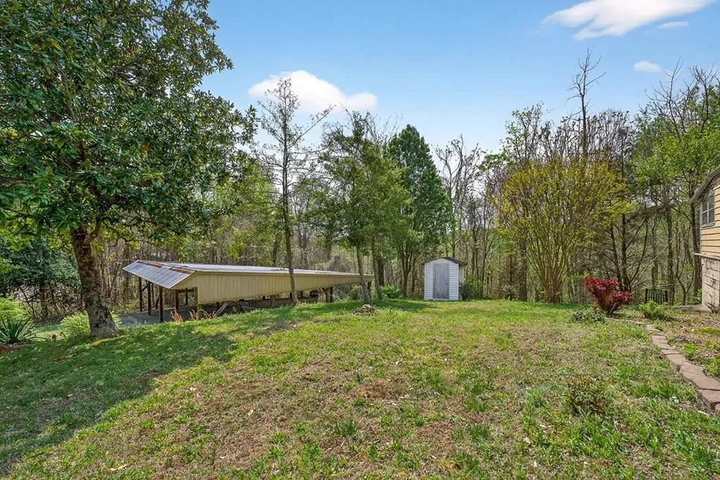 1932 Holly Creek Road Celina TN 38551