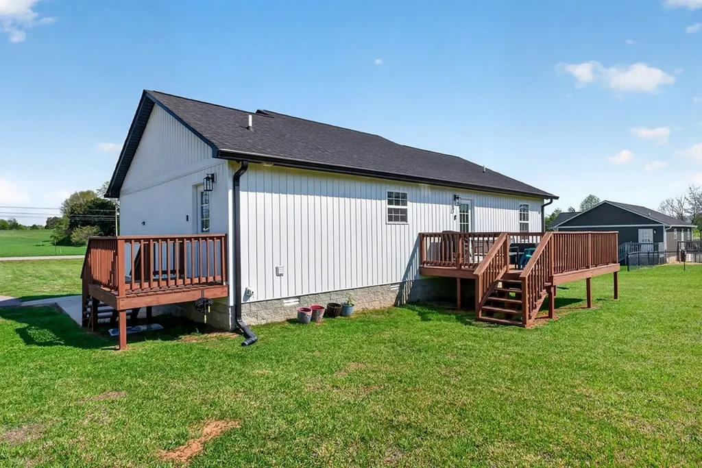 8664 Old Kentucky Road Sparta TN 38583