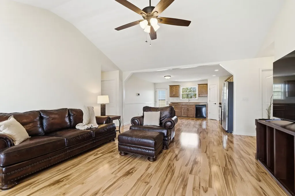1824 Elizabeth Lane Columbia TN 38401