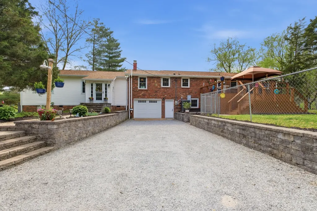 293 E Piney Road Dickson TN 37055