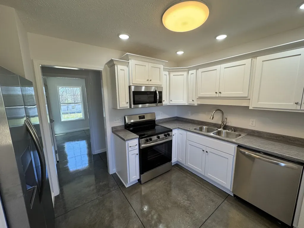 111 White Lane Portland TN 37148