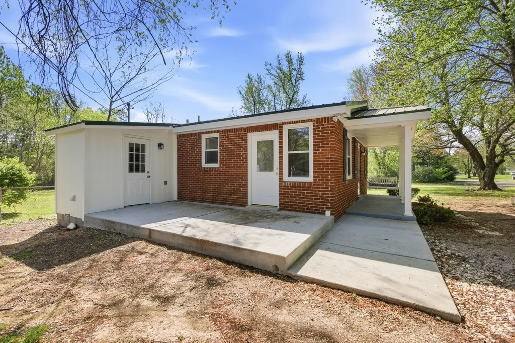 1021 Preston Drive Burns TN 37029